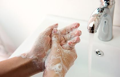 gential-herpes-wash-hands.jpg