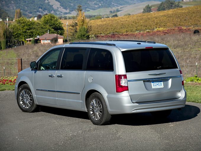 16 Chrysler Town Country Prices Reviews Vehicle Overview Carsdirect