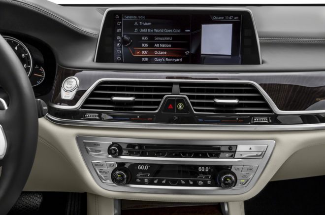 2016 BMW 750 Pictures