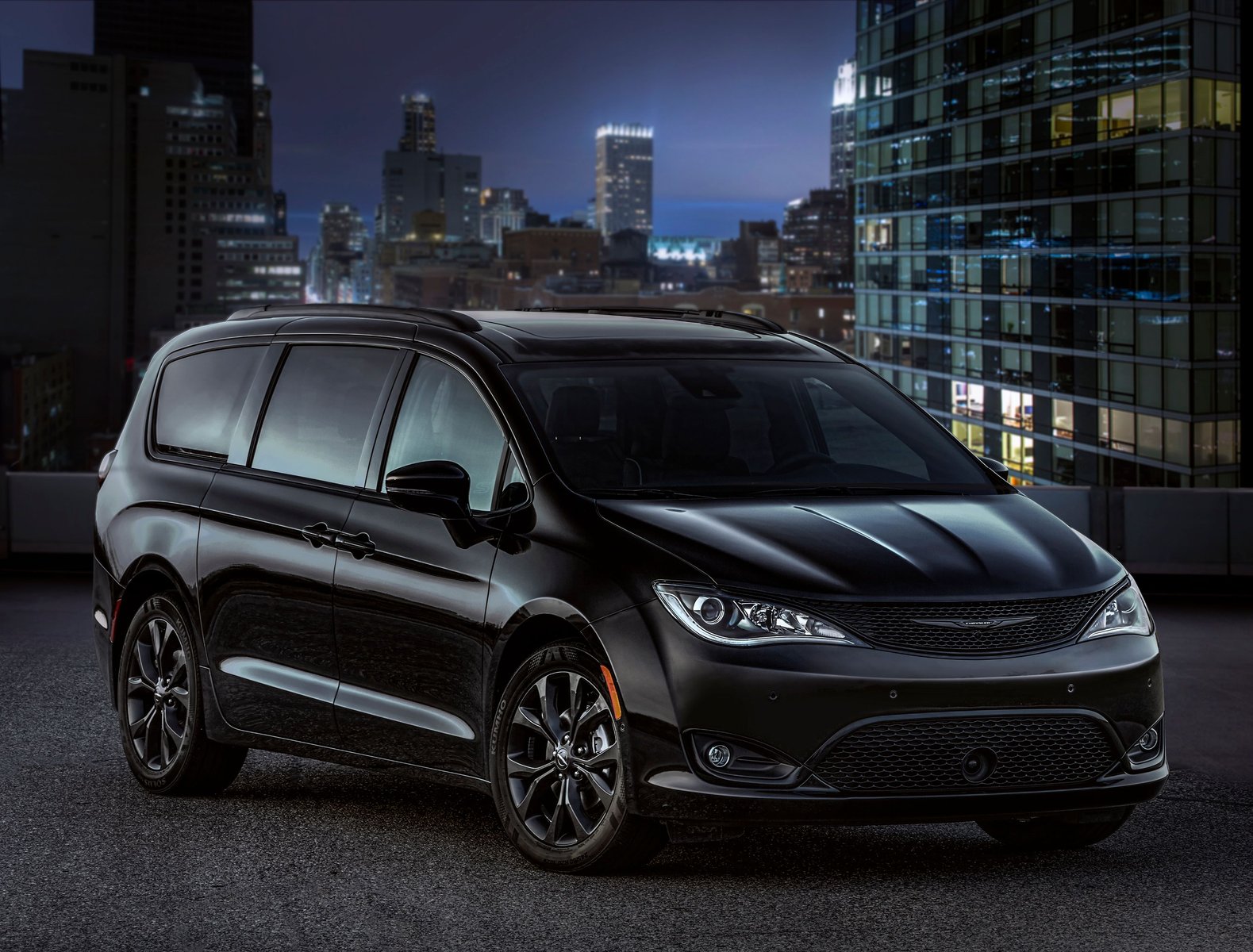 Chrysler Pacifica S Makes Family Hauling Look Sporty