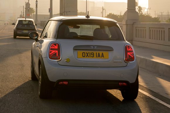 MINI s Electric Car Has A 9 900 Discount CarsDirect