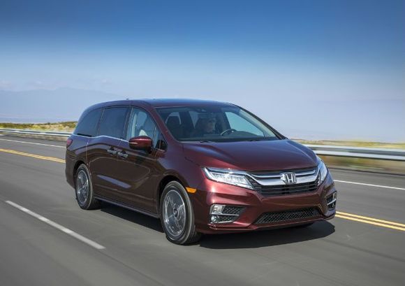 First Unlike Most Competitors There Aren T Any Sort Of S On The Odyssey To Help Drive Down In Contrast 2018 Kia Sedona Features Up