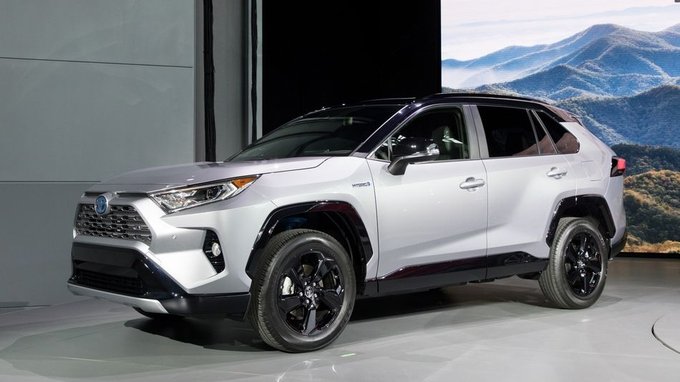 Toyota_NYIAS_2018_2019_RAV4_02_C8C8D39F9CDDAF6ED1E10C4F97215379545F4DE8-2--353156.jpg