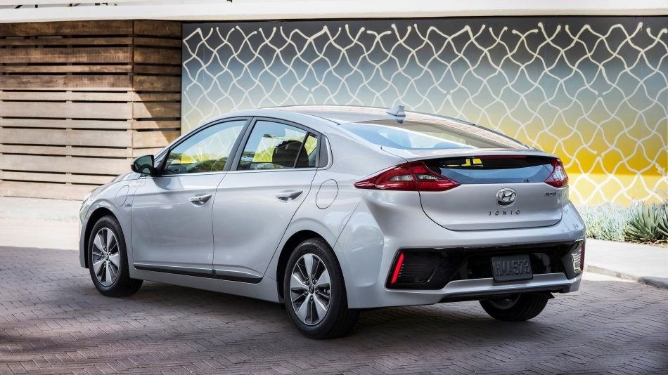 2018-hyundai-ioniq-plug-in-hybrid-deals-prices-incentives-leases