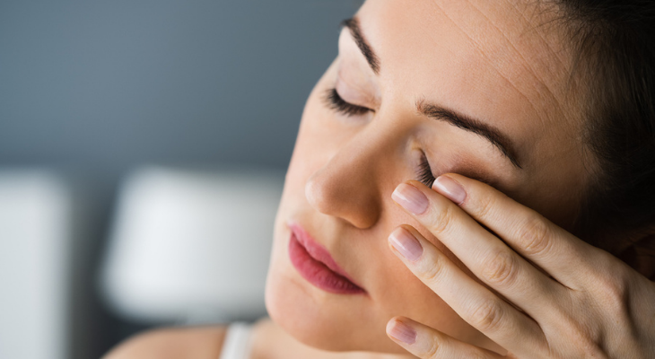 Woman having eye pain