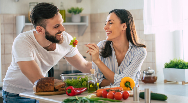 Couple with healthy eyes prepare dinner.