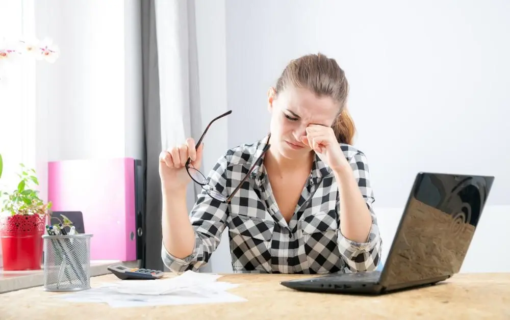 Woman with computer vision symptoms before seeing a clarksville or elkton optometrist for treatment