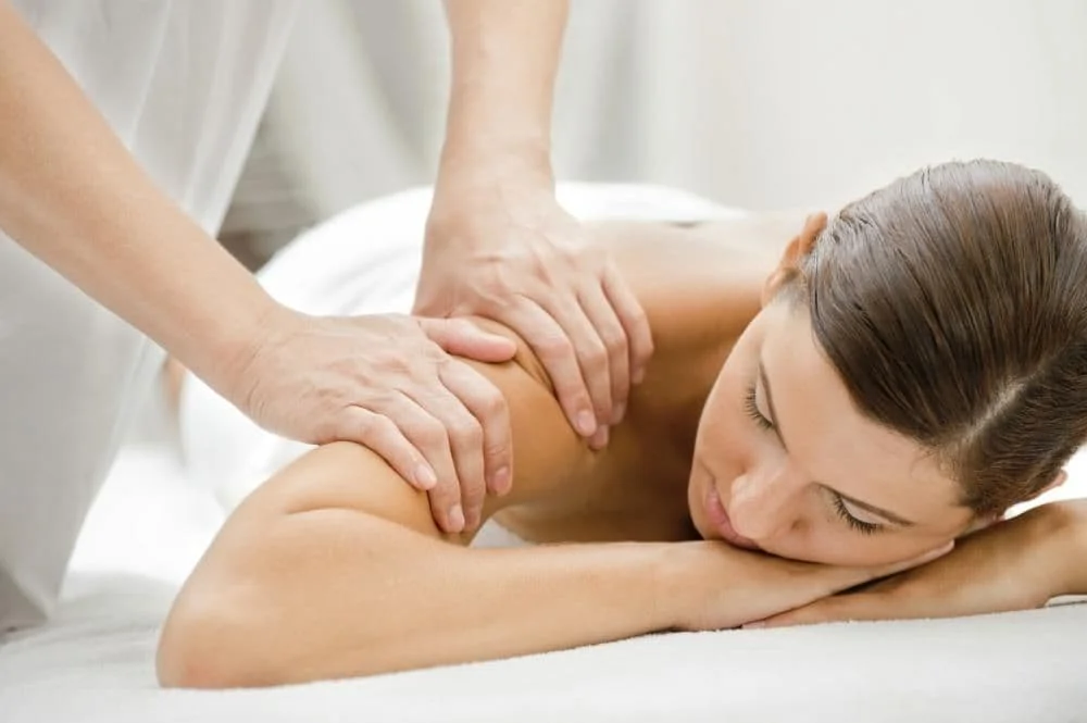 woman receiving massage therapy with houma or thibodaux massage therapist
