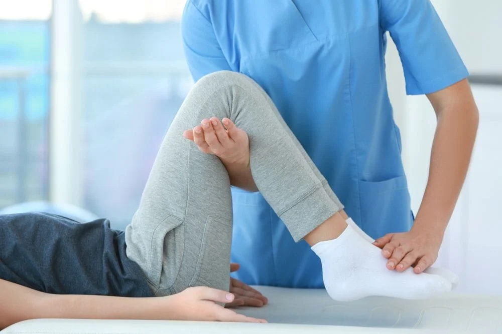 Woman with knee pain getting treatment.