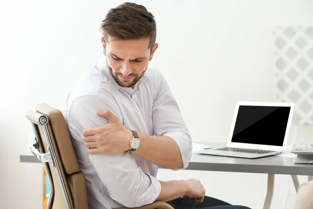 Man with shoulder pain needs chiropractic treatment in Atlanta.