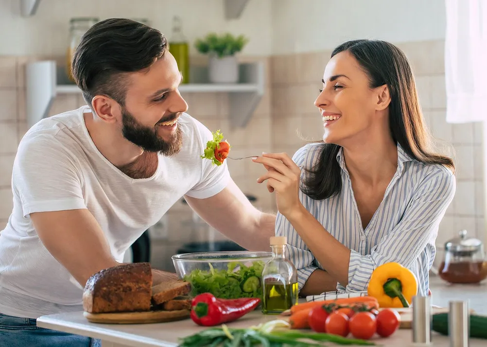 couple sharing food