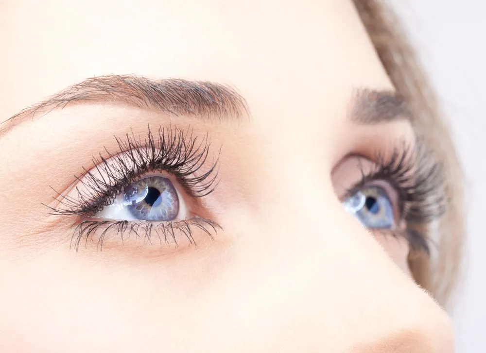 woman wearing daily disposable contact lenses