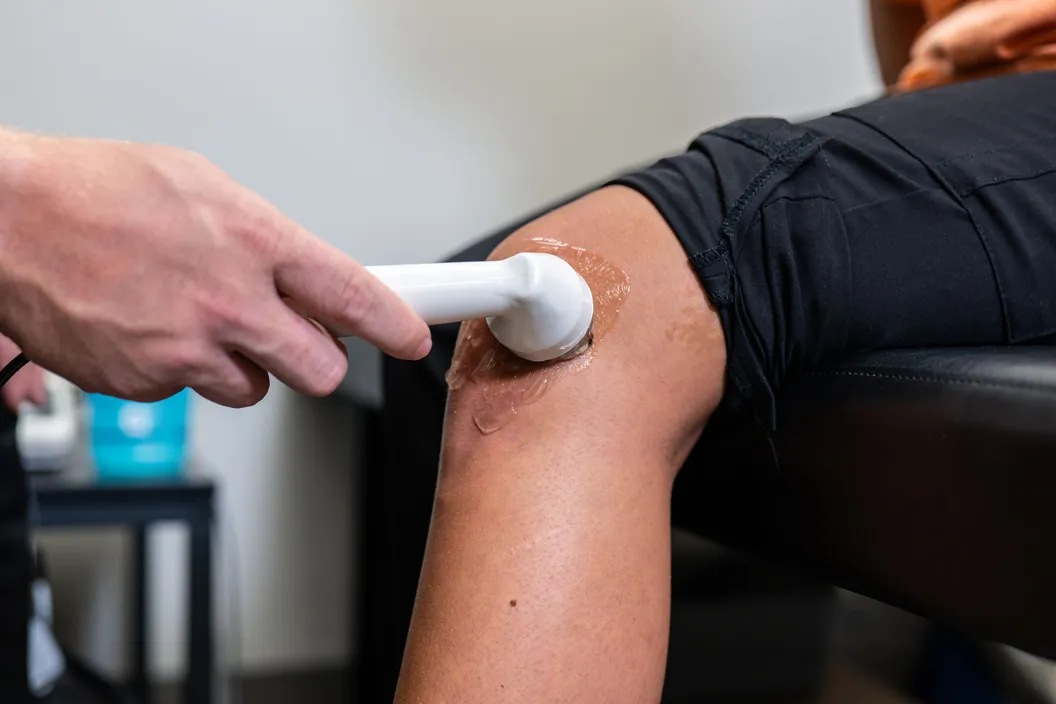 Ultrasound device being used on a knee