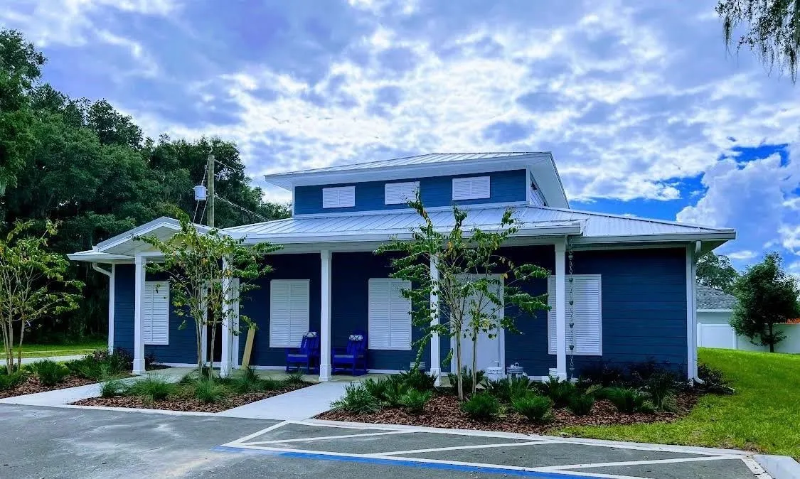 Groomes Dental building view from parking lot