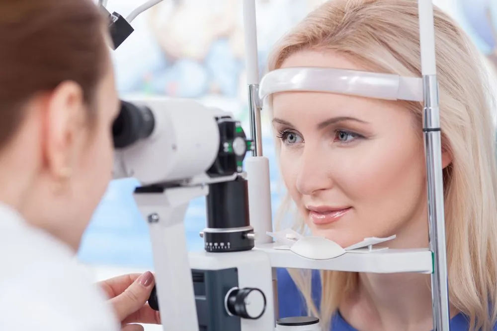 woman receiving emergency eye care from her eye doctor