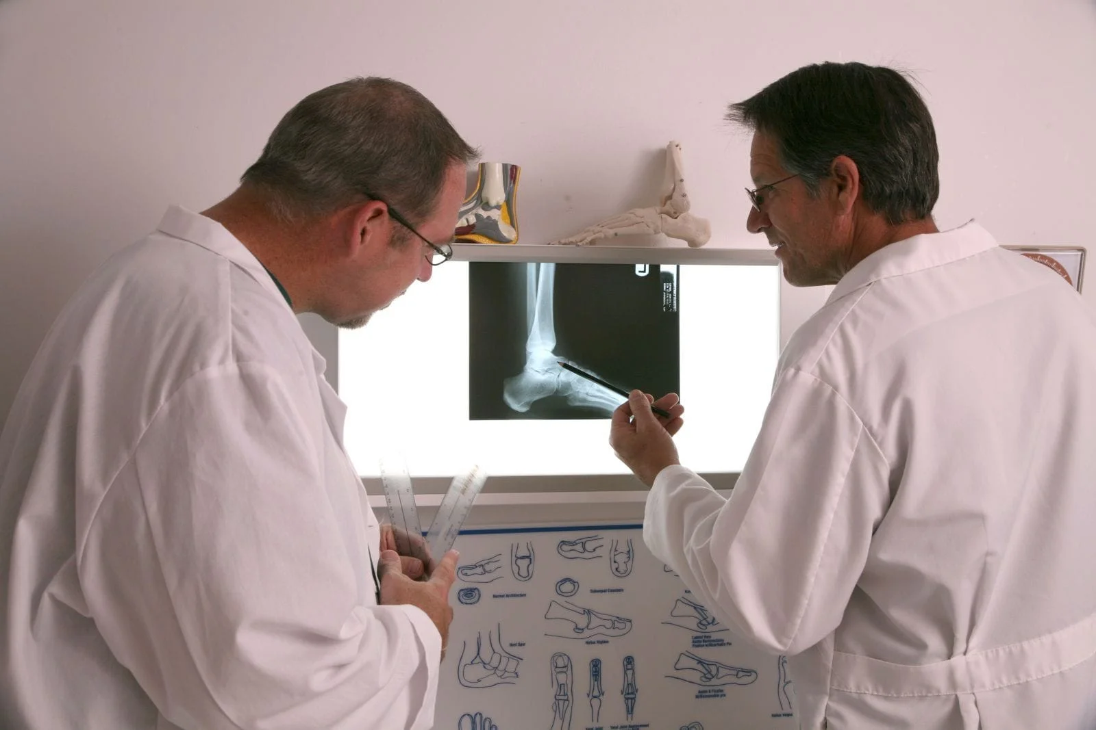 Doctors-Examining-an-X-Ray