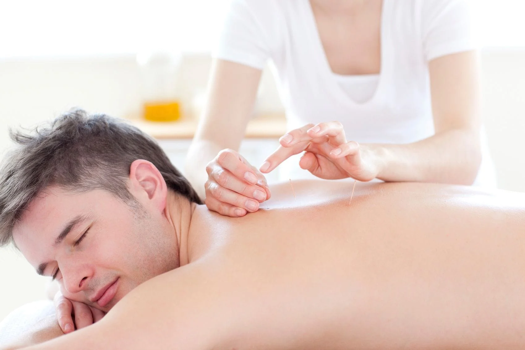 main receiving acupuncture for upper back pain in Staten Island, Brooklyn, and Staten Island