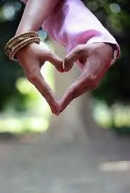 COUPLE HANDS HEART PINK PIC