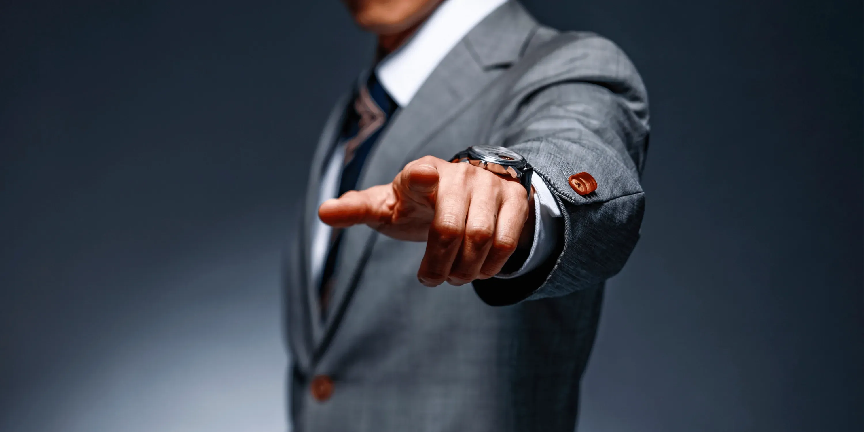 President Donald Trump has signed a series of new executive orders aimed at intensifying immigration enforcement across the United States. Among the key measures, the administration will publish a list of jurisdictions labeled as “sanctuary cities” – those that limit cooperation with federal immigration authorities – and pursue legal action against them. The Department of Homeland Security is also reviewing federal grants to ensure compliance with the administration’s immigration policies.