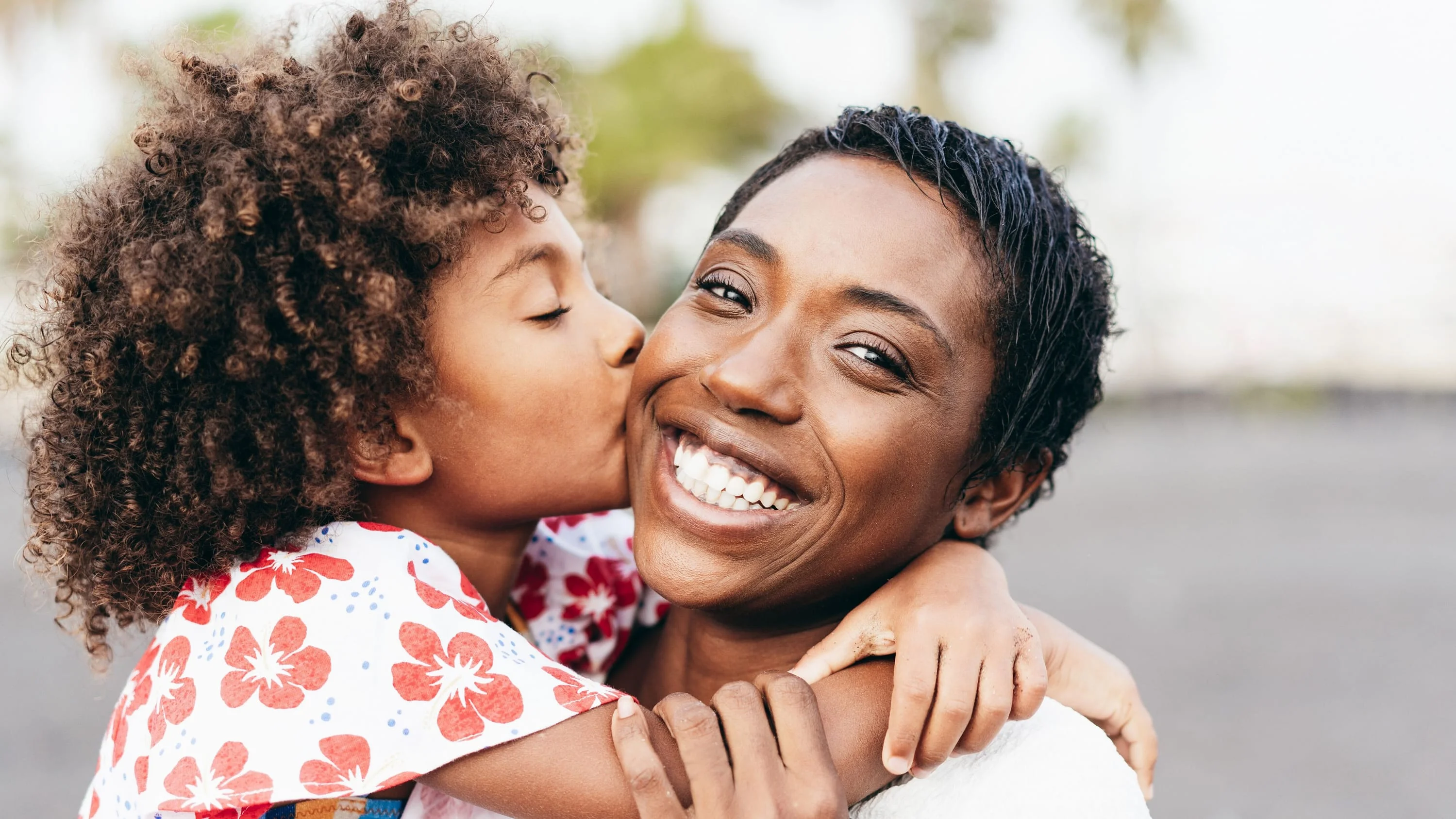 mother_daughter_smiling