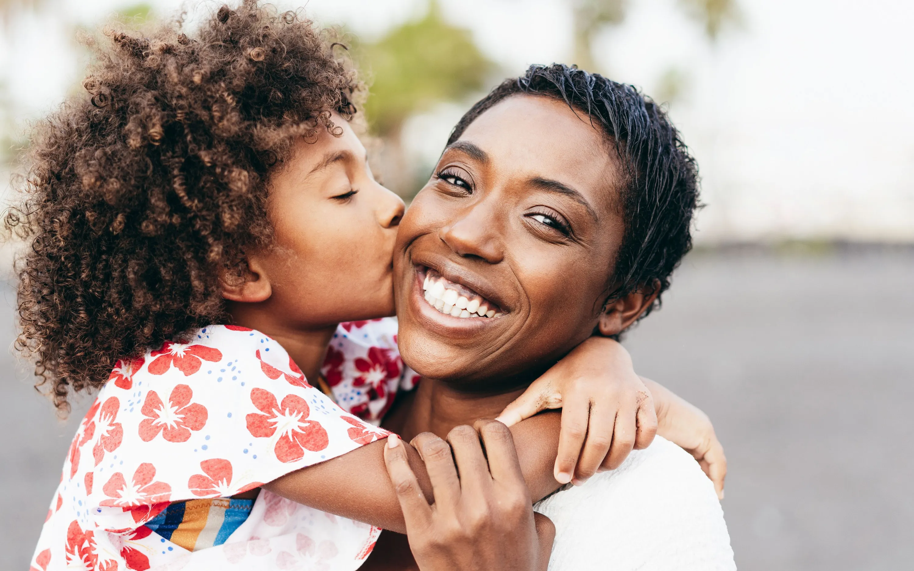 Child_kissing_moms_cheek