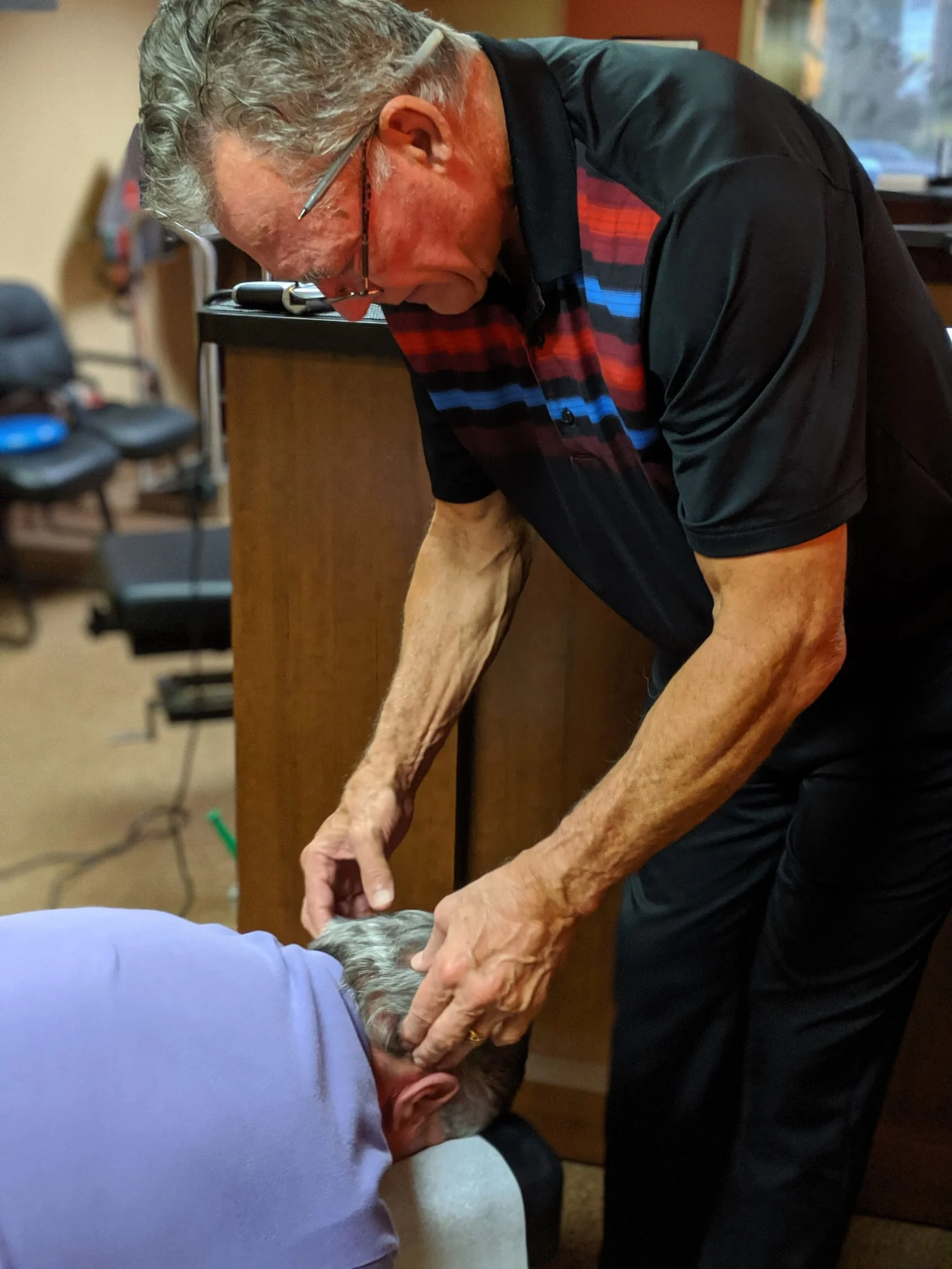 Hovey Chiropractic - Dr. Hovey performing an adjustment
