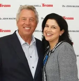 Lilly-Cortes-Pona-With-Dr.-John-C.-Maxwell-2