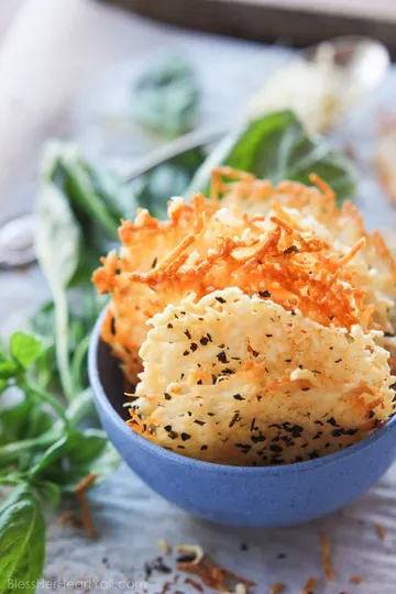 http://blessherheartyall.com/wp-content/uploads/2015/10/garlic-basil-parmesan-crisps-2-of-5.jpg