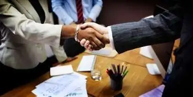 A woman and a man shaking hands in an agreement