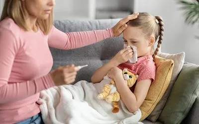 Child with flu with her mother