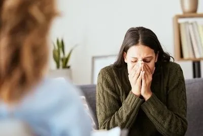 Therapist talking to a womman with trauma.