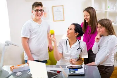Health education session with pediatrician and children focused on weight management