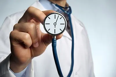Visual metaphor for urgent care using a clock within a stethoscope