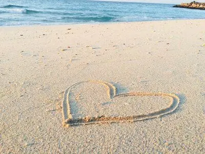 COUPLES SAND HEART PIC