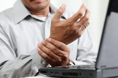 man with carpal tunnel