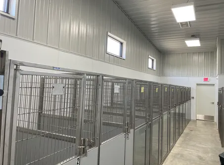 Indoor boarding outlet kennels