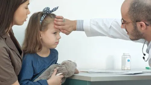 Child visit the doctor with her mother