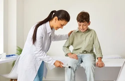 Pediatrician performing reflex exam on child’s knee