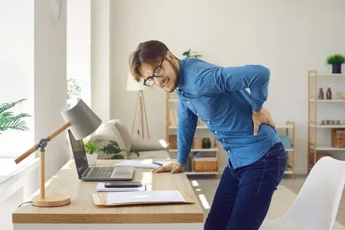Man experiencing shooting lower back pain, a common sciatica symptom