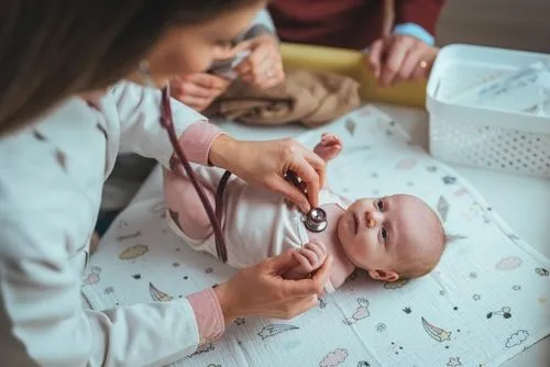 Pediatrician during newborn care