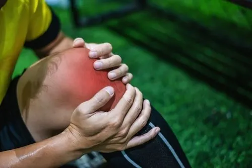 Athlete experiencing knee injury during training