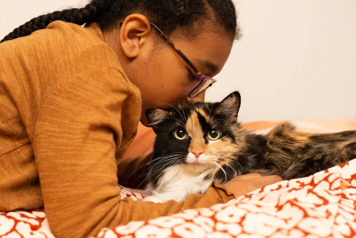 girl and cat