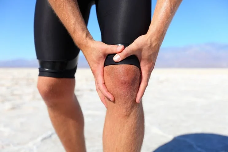Runner suffering from knee pain while running