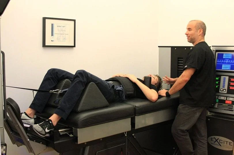 NYC chiropractor, Dr. Steven Shoshany with the DRX 9000 spinal decompression machine. Spinal decompression therapy with the DRX 9000 is available in Soho / West Village / Noho Manhattan