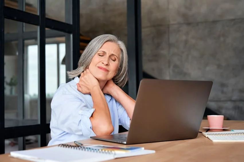 Woman with neck pain needs chiropractic care.