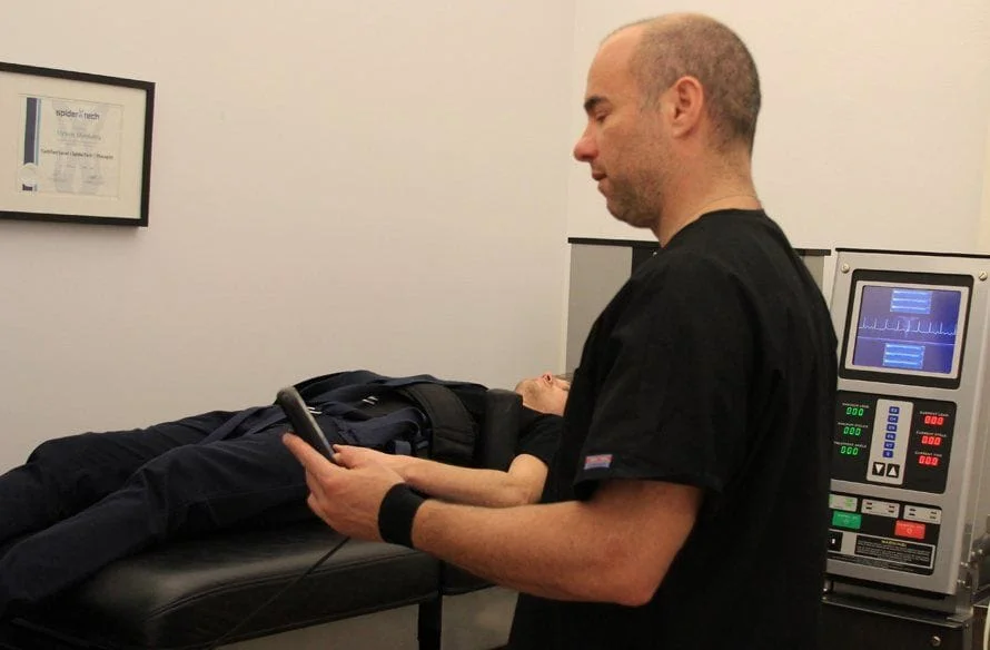 dr steven shoshany nyc chiropractor using the drx 9000 spinal decompression system 