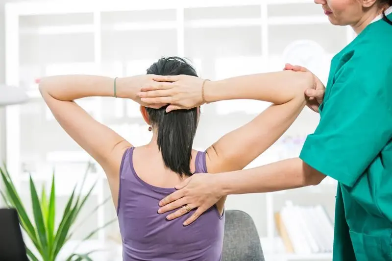 woman receiving chiro care