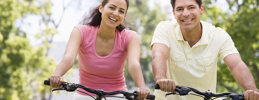 couple on bicycles